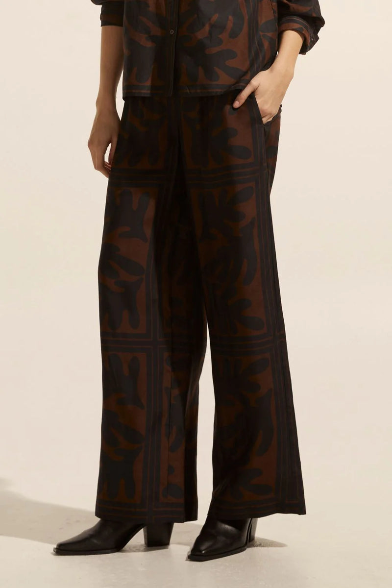 Casual but show-stopping, the Breeze pant fuses fashion and function with ease. Organic inspired shapes and geometric stripe detailing create a winning combination in our signature frond print. Crafted in a luxurious silk blend with a softly elasticated waist and side pockets the Breeze will quickly establish themselves as firm favourites for your vocation or vacation. Team with the matching reflex top or scarf for an on-point aesthetic.