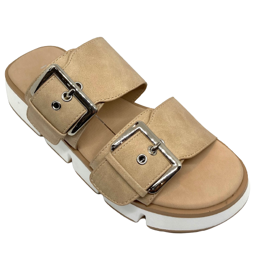 Hello Summer! A pair of slides for a fresh and easy look for the weekend. Made from man made products with a chunky white sole, these are a must have. Los Cabos Mady Beige