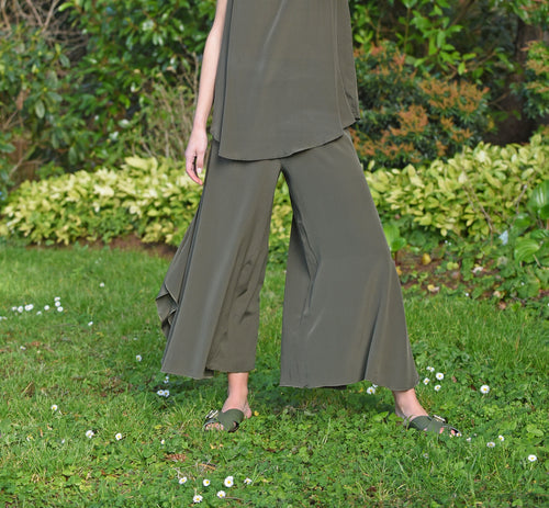 Beautifully cut silk pants that look and feel amazing. Suitable for evening to casual in any season. Colour olive.