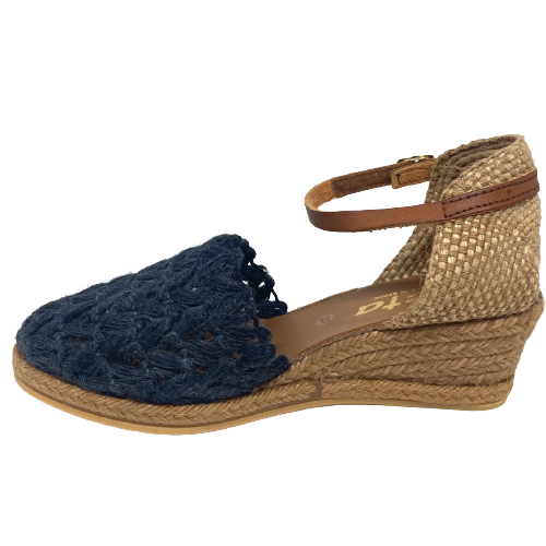 This classic Spanish espadrille has a wonderful jute woven fabric in it's covered toe. The back is hessian and the ankle strap is a tan leather. Wedge height is 4 tier (5cm). The colour is marino (navy).