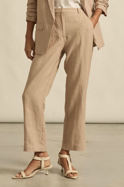 100% linen
tailored, cropped silhouette
high-rise waist with covered zip, button and clasp
belt loops for added styling options
functional side pockets
pairs seamlessly with the inception vest