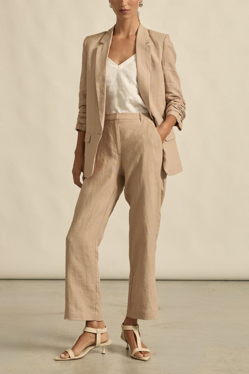 fused 100% linen outer with 100% cotton lining
sleeveless, double-breasted silhouette
v-neckline with welt pocket detailing
centre-back vent for a neat fit
polished tailoring with contemporary ease
pairs perfectly with the heed pant for elevated set dressing