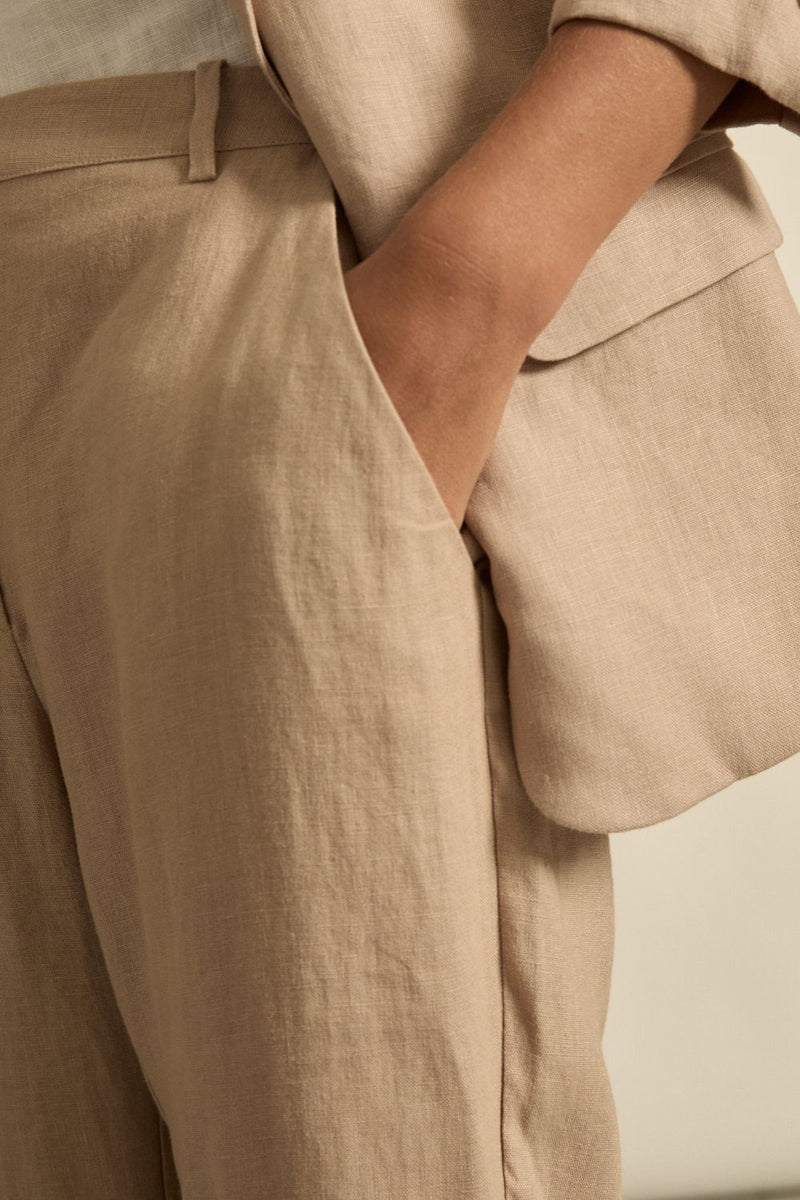 100% linen
tailored, cropped silhouette
high-rise waist with covered zip, button and clasp
belt loops for added styling options
functional side pockets
pairs seamlessly with the inception vest