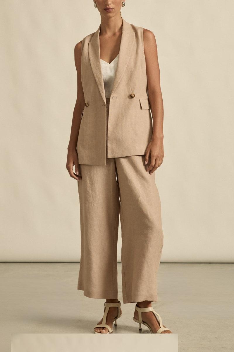 fused 100% linen outer with 100% cotton lining
sleeveless, double-breasted silhouette
v-neckline with welt pocket detailing
centre-back vent for a neat fit
polished tailoring with contemporary ease
pairs perfectly with the heed pant for elevated set dressing