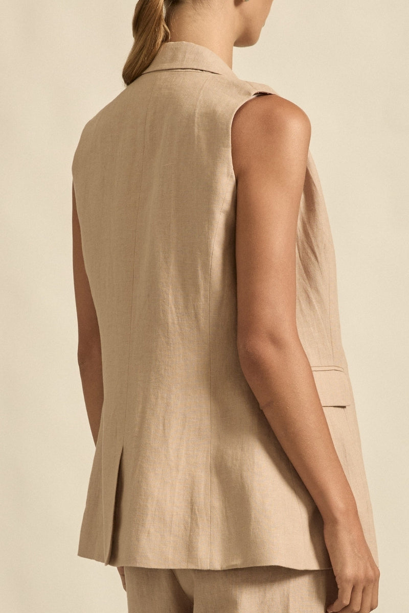 fused 100% linen outer with 100% cotton lining
sleeveless, double-breasted silhouette
v-neckline with welt pocket detailing
centre-back vent for a neat fit
polished tailoring with contemporary ease
pairs perfectly with the heed pant for elevated set dressing