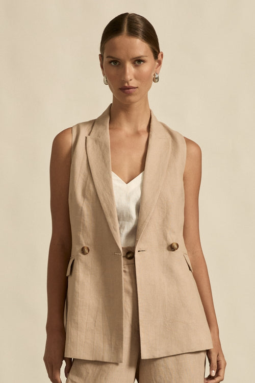 fused 100% linen outer with 100% cotton lining
sleeveless, double-breasted silhouette
v-neckline with welt pocket detailing
centre-back vent for a neat fit
polished tailoring with contemporary ease
pairs perfectly with the heed pant for elevated set dressing