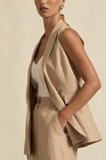 fused 100% linen outer with 100% cotton lining
sleeveless, double-breasted silhouette
v-neckline with welt pocket detailing
centre-back vent for a neat fit
polished tailoring with contemporary ease
pairs perfectly with the heed pant for elevated set dressing