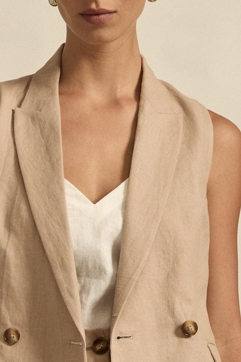 fused 100% linen outer with 100% cotton lining
sleeveless, double-breasted silhouette
v-neckline with welt pocket detailing
centre-back vent for a neat fit
polished tailoring with contemporary ease
pairs perfectly with the heed pant for elevated set dressing