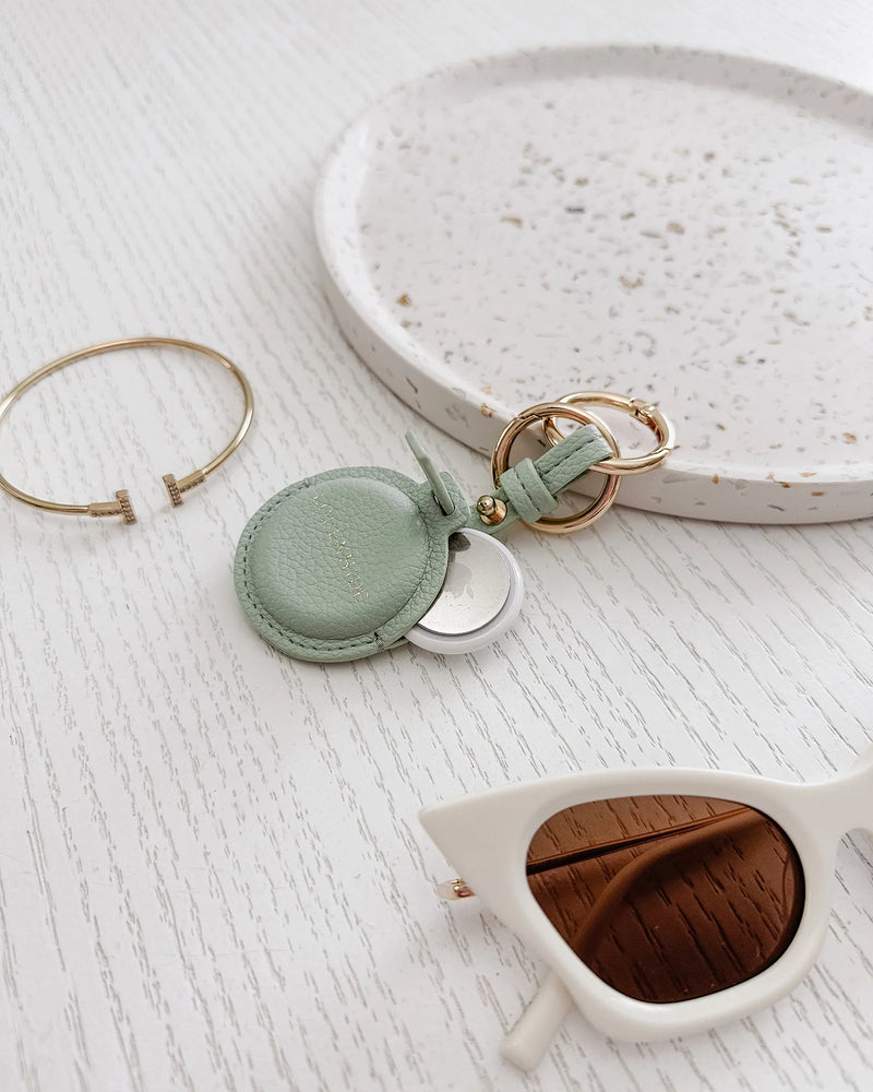 The Opal Mocha AirTag Case is a refined travel essential designed to bring both elegance and ease to your journey. Designed in a smooth vegan leather, Opal Mocha securely holds your Apple AirTag with a sleek press-stud closure, keeping your valuables traceable without compromising on style. Whether clipped to your handbag, keyring, or slipped inside your suitcase, Opal Mocha’s compact silhouette and easy-clip ring make her a subtle yet sophisticated addition to your travel routine. Lightweight, minimal, and