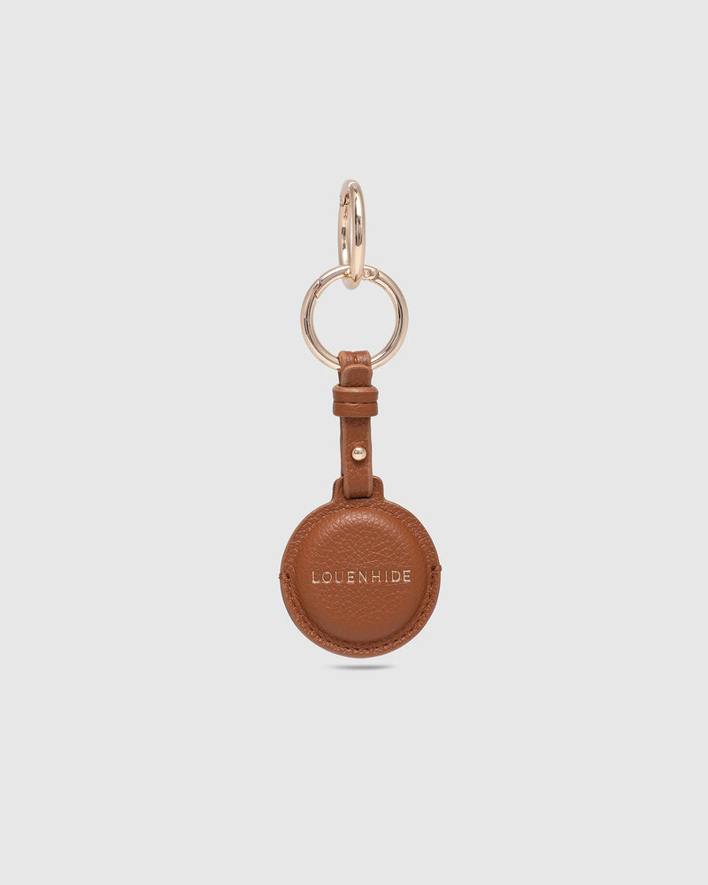 The Opal Mocha AirTag Case is a refined travel essential designed to bring both elegance and ease to your journey. Designed in a smooth vegan leather, Opal Mocha securely holds your Apple AirTag with a sleek press-stud closure, keeping your valuables traceable without compromising on style. Whether clipped to your handbag, keyring, or slipped inside your suitcase, Opal Mocha’s compact silhouette and easy-clip ring make her a subtle yet sophisticated addition to your travel routine. Lightweight, minimal, and