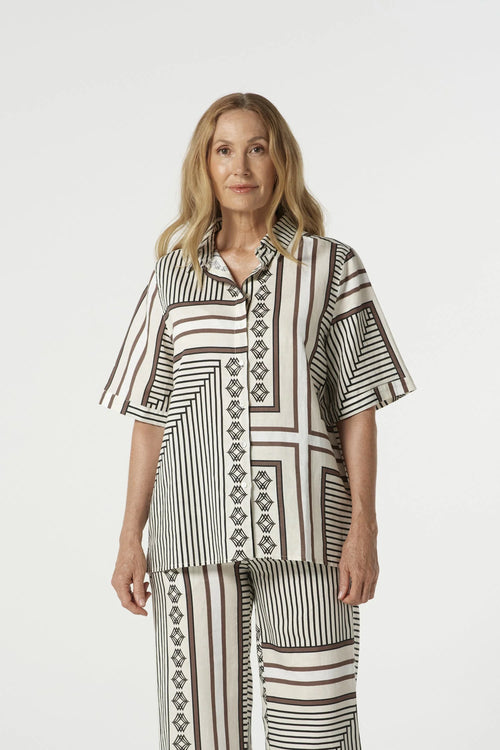 The Ember Linen Cotton Shirt in the large square print is crafted from a breathable blend of 55% linen and 45% cotton. Designed in a loose fit with stitched cuffs, side splits and a straight hem, it’s part of the Riverlight collection, with the bold check inspired by the paddocks and fence lines of Goondiwindi.

55% Linen 45% Cotton
Loose fit
Side splits
Straight hem
Stitched cuff