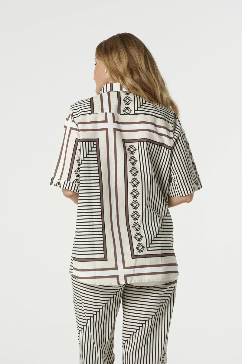 The Ember Linen Cotton Shirt in the large square print is crafted from a breathable blend of 55% linen and 45% cotton. Designed in a loose fit with stitched cuffs, side splits and a straight hem, it’s part of the Riverlight collection, with the bold check inspired by the paddocks and fence lines of Goondiwindi.

55% Linen 45% Cotton
Loose fit
Side splits
Straight hem
Stitched cuff
