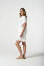 mbroidered hem

100% Linen

Side pockets

Elastic back