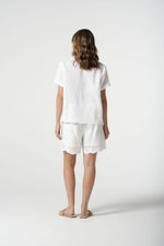 mbroidered hem

100% Linen

Side pockets

Elastic back