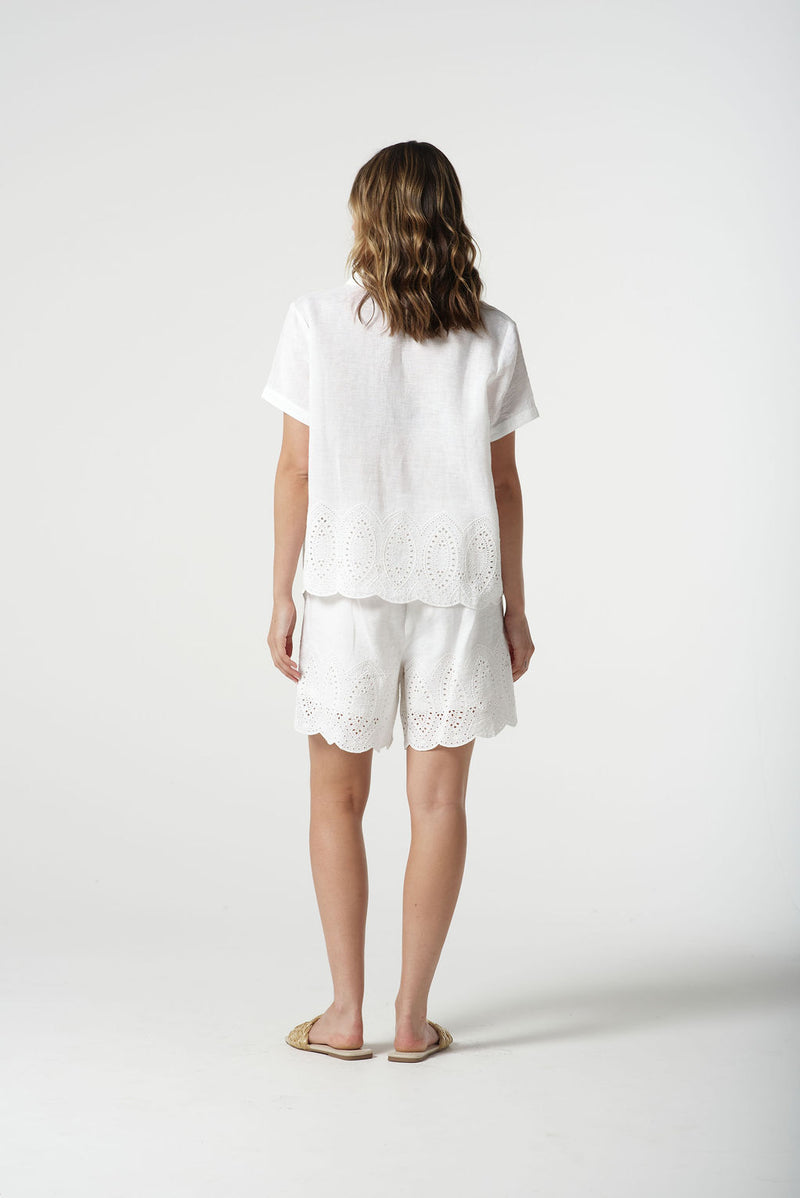 mbroidered hem

100% Linen

Side pockets

Elastic back