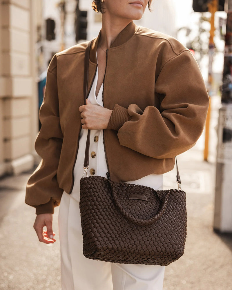 Internal Features	Base Plate
Handle Height	14cm and Falls Flat on Body
PU Strap	Adjustable and Detachable 99-114cm PU Strap
Closure	Magnetic Clasp
Body Material	Polyurethane Vegan Leather 100%
Hardware	Light Gold
Dimensions	W21 x H20 x D8cm
Weight	0.55kg