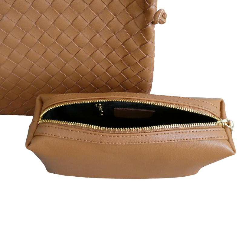 BAG SIZE:
BAG: 100% Leather (Cowhide) Exterior (Microsuede PU Lining)
POUCH SIZE:
POUCH:&nbsp;100% Leather (Cowhide) Exterior (Cotton PU Lining)
Measurements&nbsp; 20cm 28cm 10cm