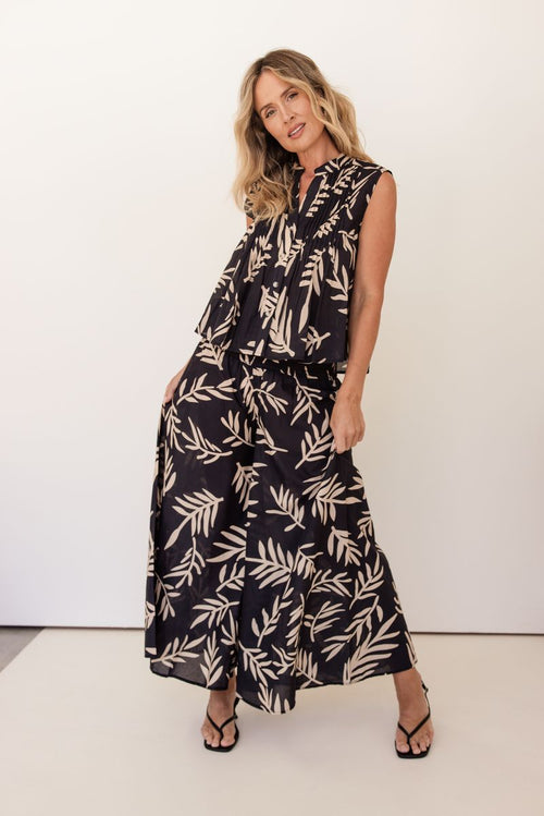 Made from soft 100% cotton in black with a beige leaf pattern this wide leg pants have a comfy elastic shirred waist. There is a matching sleeveless top available. Brand is Seesaw.