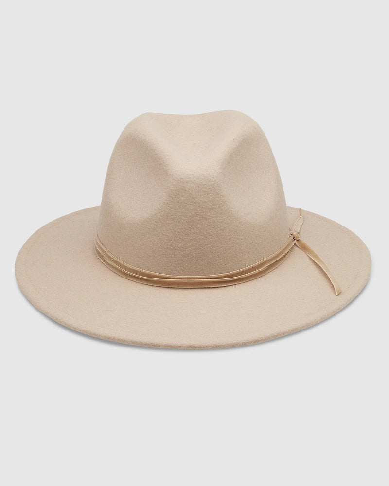 The Louenhide Bravo Felt Hat is designed with both style and functionality in mind. It is perfect for keeping your head warm on chilly days, while the medium width brim also provides protection from the sun on warmer days. The narrow, chocolate coloured vegan leather hat band adds a touch of sophistication to the design, making it a standout accessory that is sure to turn heads. 