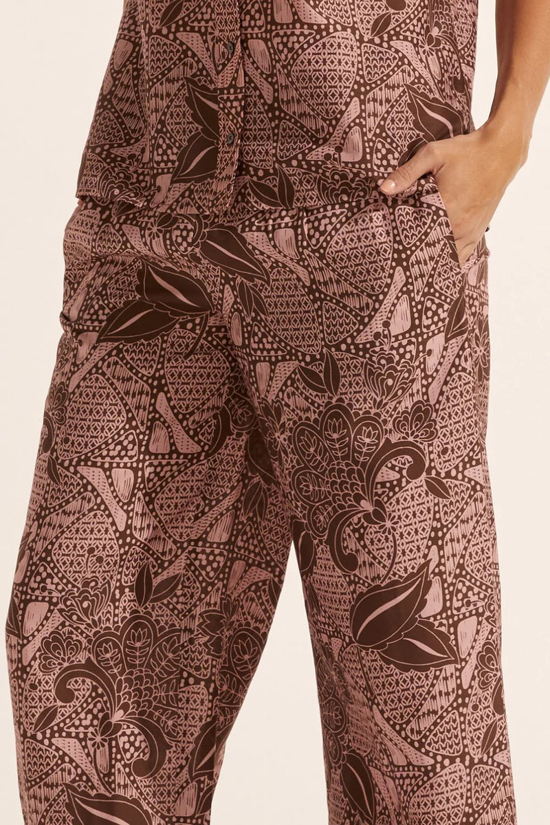 Casual but show-stopping, The Breeze pant fuses fashion and function with ease. Crafted in a luxurious silk blend and printed in our signature cacao batik print it offers a tropical yet contemporary theme that captures the essence of wanderlust, transporting you to serene shores.&nbsp;