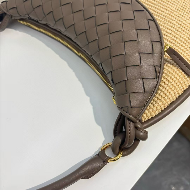35 x 22 x 2cm
Main Bag: Raffia with Cotton Lining
Mini Crescent Moon: 100% Leather (Cowhide) with Cotton Lining