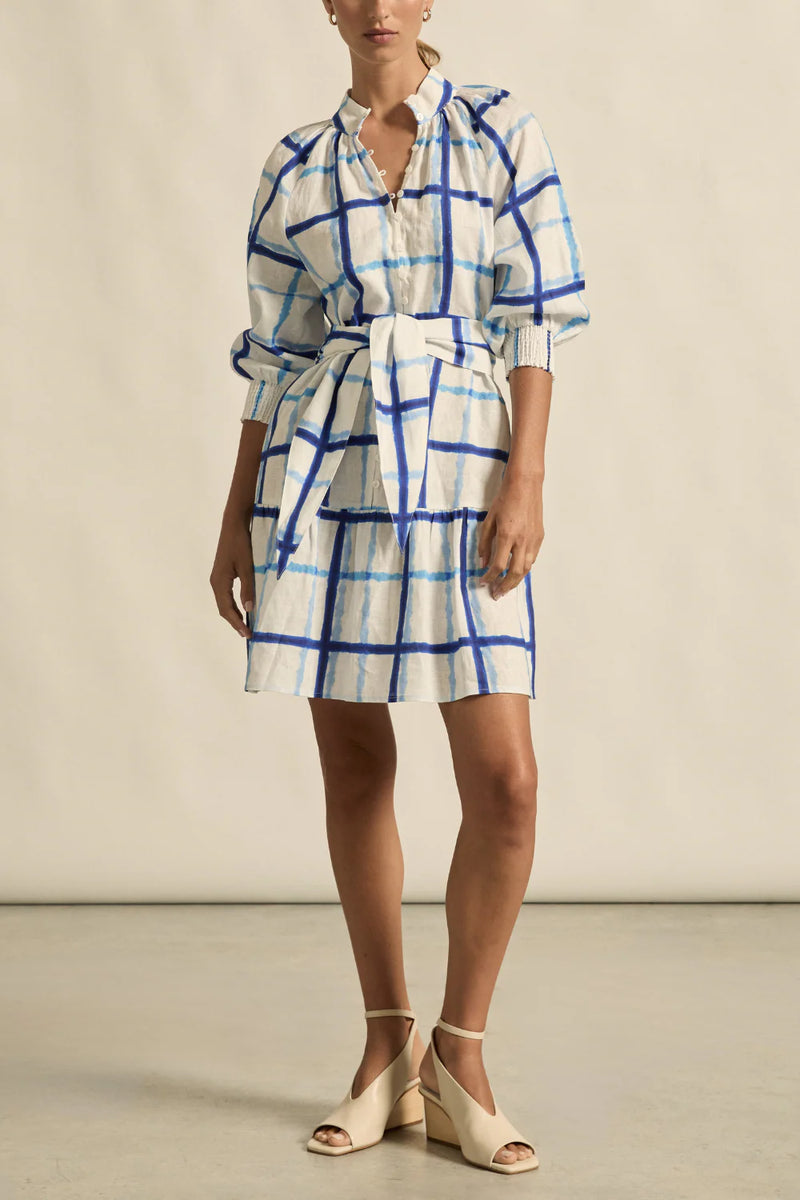 crafted in 100% linen for trans-seasonal wear
high stand collar and soft 3/4 sleeve for balance
elasticated cuffs and shell buttons provide practical detail
off-the-body fit and wide belt for personalised styling
versatile for everyday, travel, or elevated casual