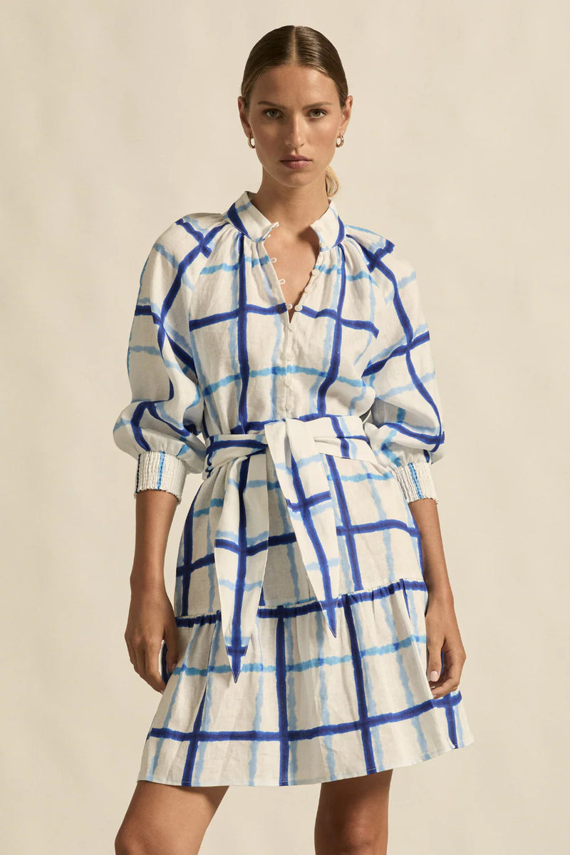crafted in 100% linen for trans-seasonal wear
high stand collar and soft 3/4 sleeve for balance
elasticated cuffs and shell buttons provide practical detail
off-the-body fit and wide belt for personalised styling
versatile for everyday, travel, or elevated casual