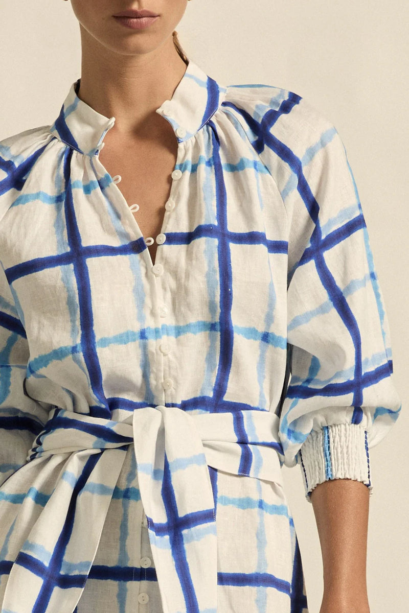 crafted in 100% linen for trans-seasonal wear
high stand collar and soft 3/4 sleeve for balance
elasticated cuffs and shell buttons provide practical detail
off-the-body fit and wide belt for personalised styling
versatile for everyday, travel, or elevated casual