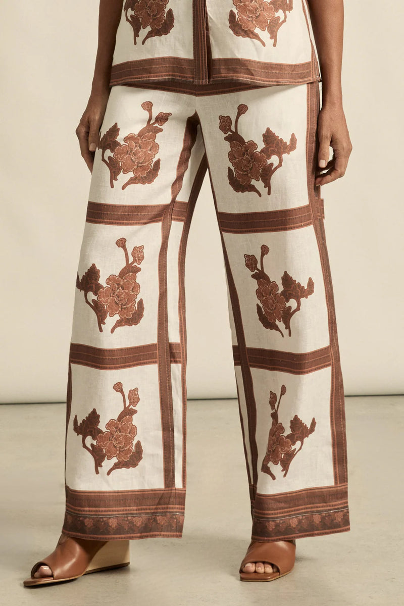 100% linen
full-length shape with soft movement
seamless front for a polished look
flat front waist band with an elasticated rear
side zip with clasp and elasticated back waistband
functional side pockets
fresh seasonal print
style with the pixel top for effortless coordination