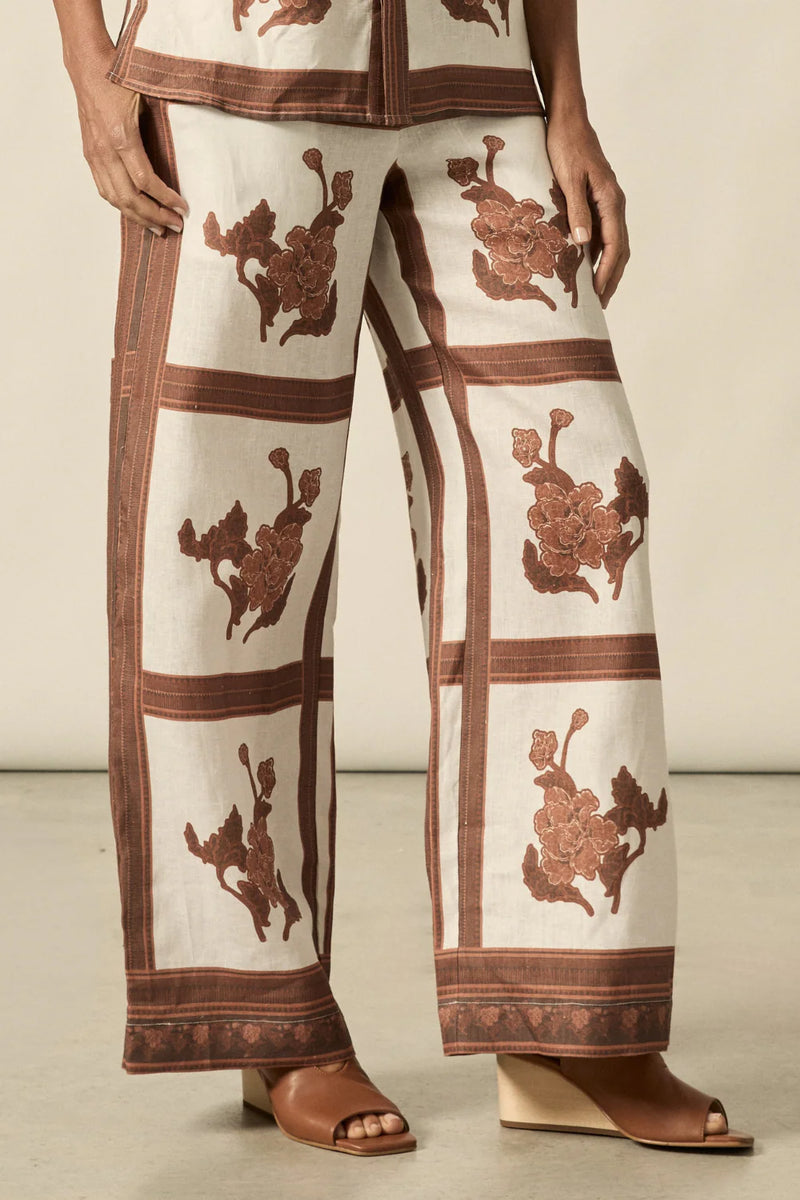 100% linen
full-length shape with soft movement
seamless front for a polished look
flat front waist band with an elasticated rear
side zip with clasp and elasticated back waistband
functional side pockets
fresh seasonal print
style with the pixel top for effortless coordination