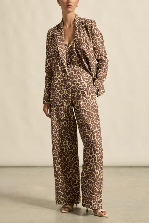 product details
a statement in simplicity, perfect for print-led outfitting.

100% linen
full-length shape with soft movement
seamless front for a polished look
flat front waistband with an elasticated rear
side zip with clasp and elasticated back waistband
side pockets
fresh seasonal zk exclusive print