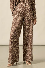 product details
a statement in simplicity, perfect for print-led outfitting.

100% linen
full-length shape with soft movement
seamless front for a polished look
flat front waistband with an elasticated rear
side zip with clasp and elasticated back waistband
side pockets
fresh seasonal zk exclusive print
