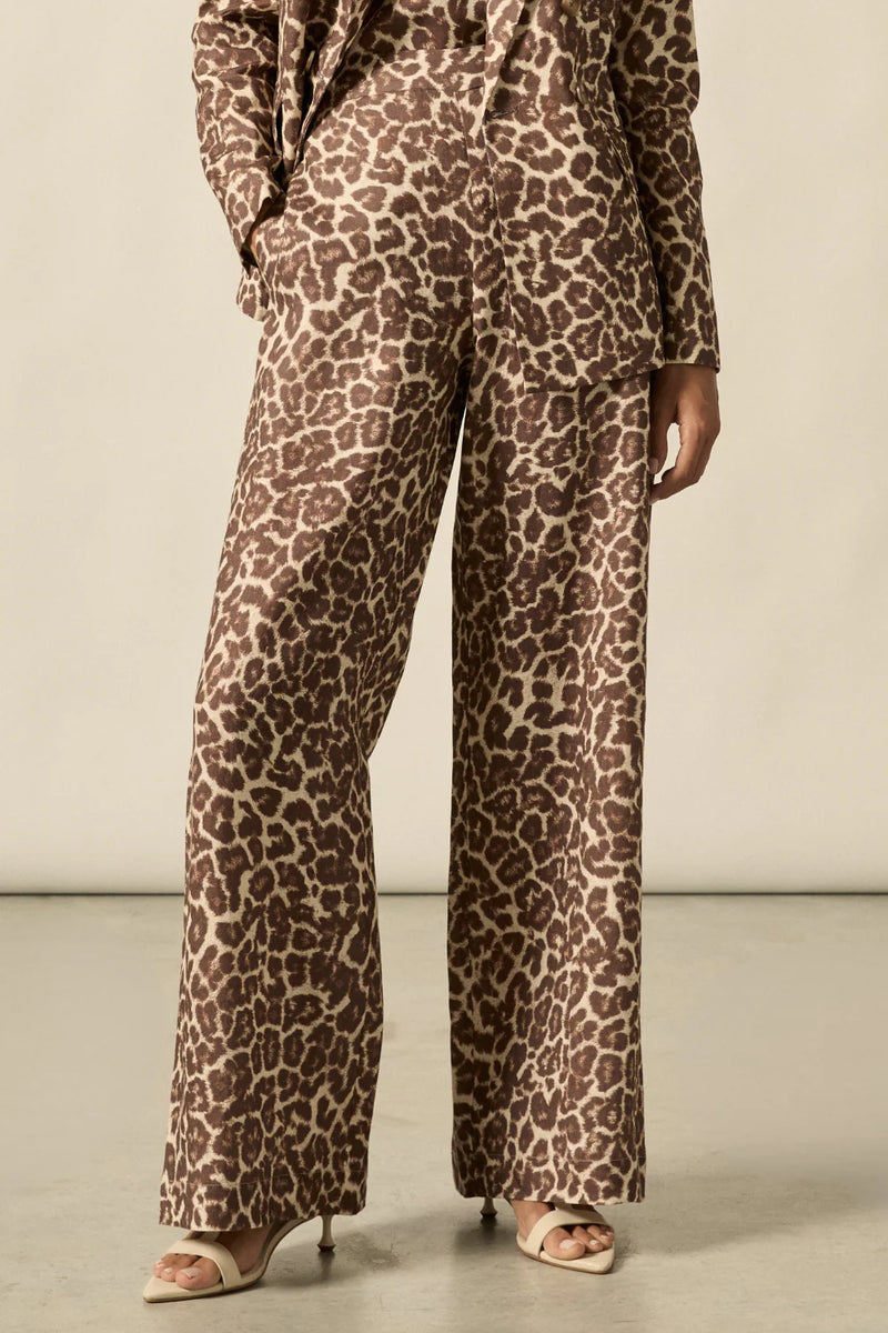 product details
a statement in simplicity, perfect for print-led outfitting.

100% linen
full-length shape with soft movement
seamless front for a polished look
flat front waistband with an elasticated rear
side zip with clasp and elasticated back waistband
side pockets
fresh seasonal zk exclusive print