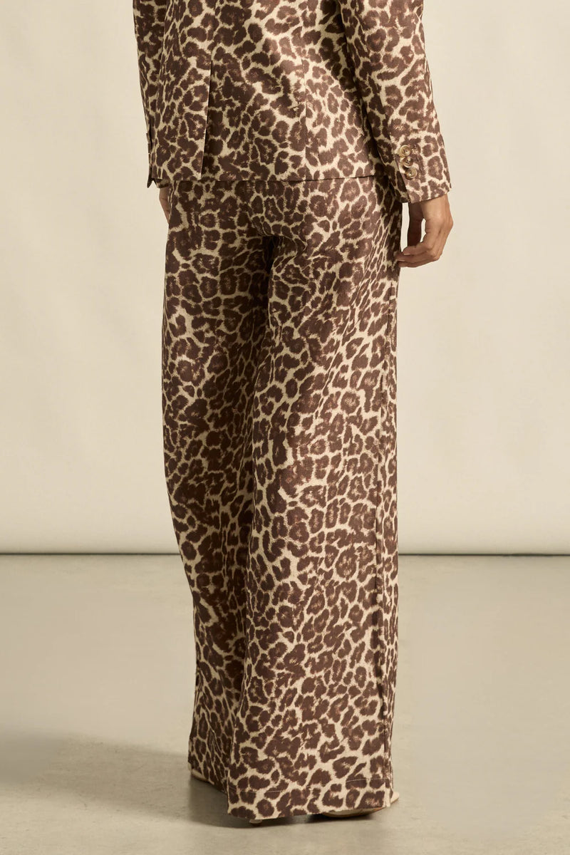 product details
a statement in simplicity, perfect for print-led outfitting.

100% linen
full-length shape with soft movement
seamless front for a polished look
flat front waistband with an elasticated rear
side zip with clasp and elasticated back waistband
side pockets
fresh seasonal zk exclusive print