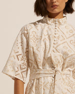 A modern and cosmopolitan midi dress designed to make an impact. The Insight takes inspiration from the kimono with statement three-quarter sleeves, a straight slightly boxy silhouette, side pockets and wide self-tie belt. Constructed in 100% cotton, this piece offers a fresh, modern approach to spring dressing.
