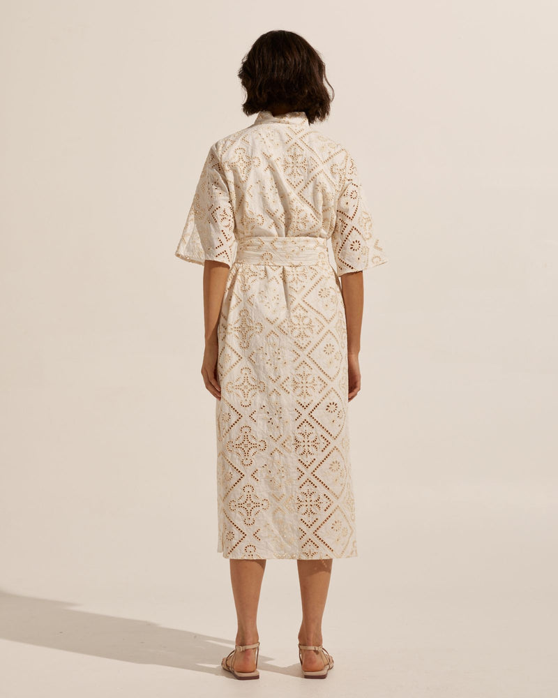 A modern and cosmopolitan midi dress designed to make an impact. The Insight takes inspiration from the kimono with statement three-quarter sleeves, a straight slightly boxy silhouette, side pockets and wide self-tie belt. Constructed in 100% cotton, this piece offers a fresh, modern approach to spring dressing.