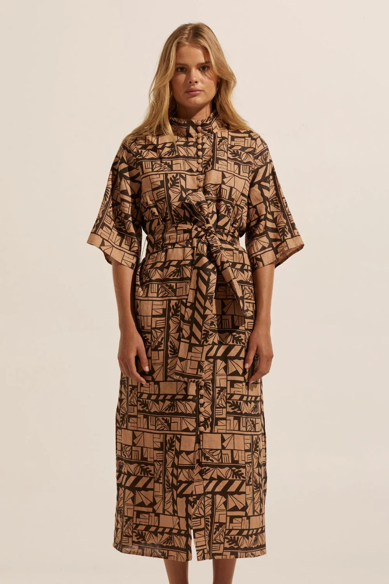 A modern and cosmopolitan midi dress designed to make an impact. The Insight takes inspiration from the kimono with statement three-quarter sleeves, a straight slightly boxy silhouette, side pockets and wide self-tie belt. Constructed in 100% cotton, this piece offers a fresh, modern approach to spring dressing. 