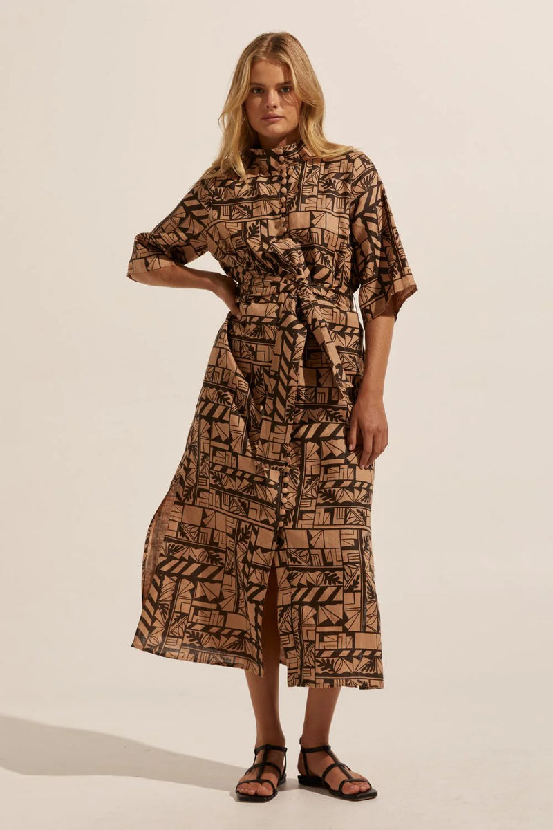 A modern and cosmopolitan midi dress designed to make an impact. The Insight takes inspiration from the kimono with statement three-quarter sleeves, a straight slightly boxy silhouette, side pockets and wide self-tie belt. Constructed in 100% cotton, this piece offers a fresh, modern approach to spring dressing. 
