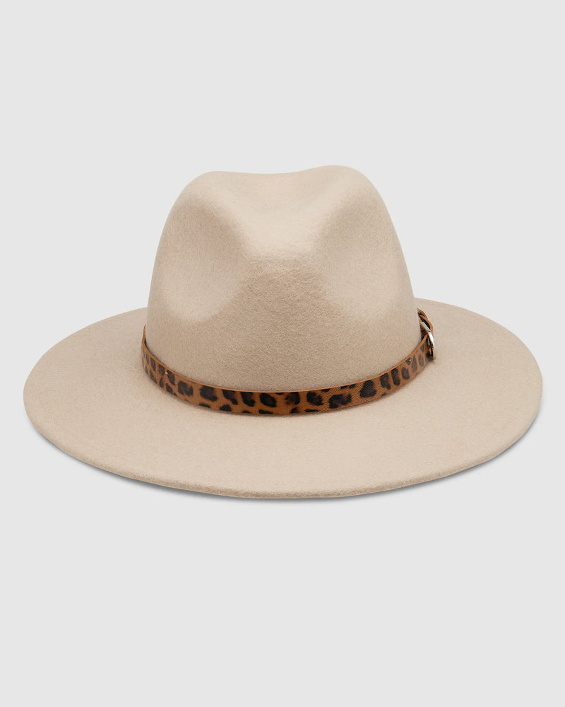 The Louenhide Montego Felt Hat is the perfect accessory for anyone who wants to stay warm and stylish during the colder months. Made from 100% wool, this hat features a medium width brim that provides excellent coverage, while the contrasting leopard print, vegan leather hat band adds a touch of elegance and texture. 