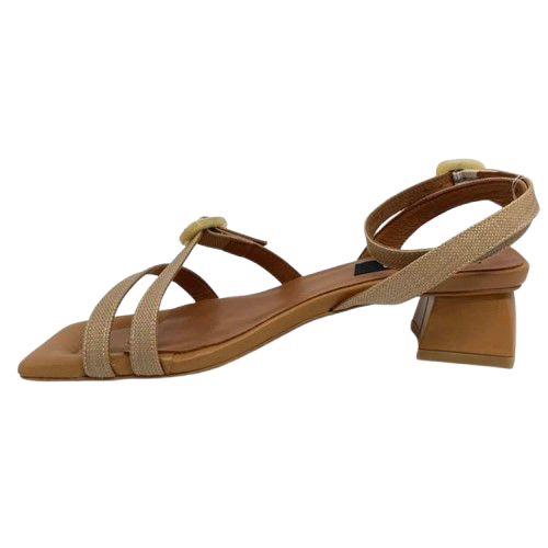 Made in Spain by Neo this gorgeous sandal in a beautiful neutral shade of camel and with its cute little 4.5cm heel will take you many places. The well placed straps are of raffia (with leather lining) and have a small "horn" buckle at the top of the foot and at the ankle.