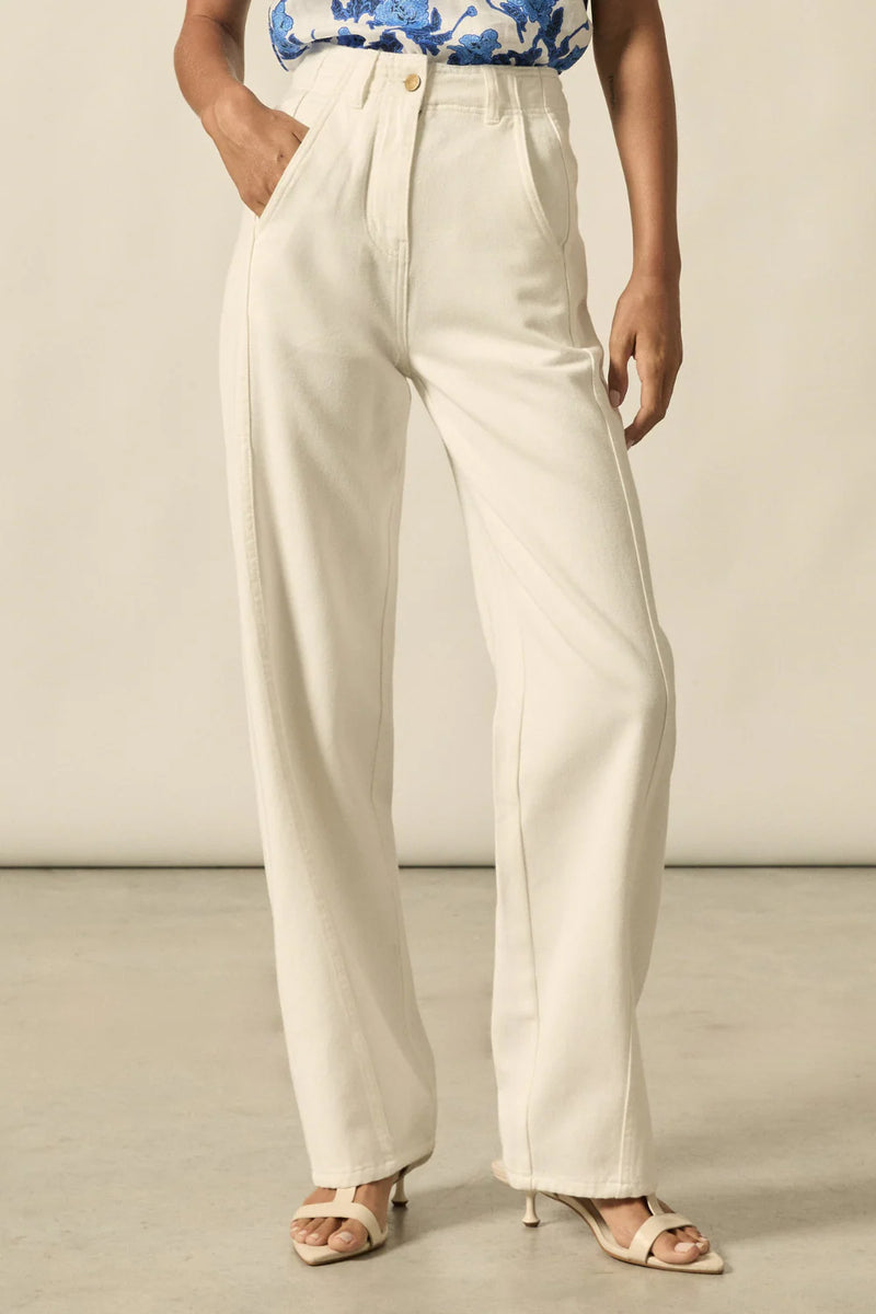 75% cotton, 25% lyocell
High-waisted, barrel-leg silhouette for a timeless fit 
elm denim for fresh spring summer styling 
pairs effortlessly with elevated or casual pieces 
Designed for seasonless wear
