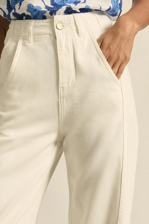 75% cotton, 25% lyocell
High-waisted, barrel-leg silhouette for a timeless fit 
elm denim for fresh spring summer styling 
pairs effortlessly with elevated or casual pieces 
Designed for seasonless wear
