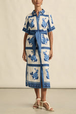 a vibrant statement print immersed in royal blue hues makes the roam dress perfect for resort styling or everyday luxury.

100% linen
crisp collar and covered placket deliver refined finish
custom zk exclusive azure collage print
wide self-tie belt for tailored shape
side split and relaxed fit offer comfort and movement
finished hem and sleeve trim for elevated detail
vacation-ready and trans-seasonal