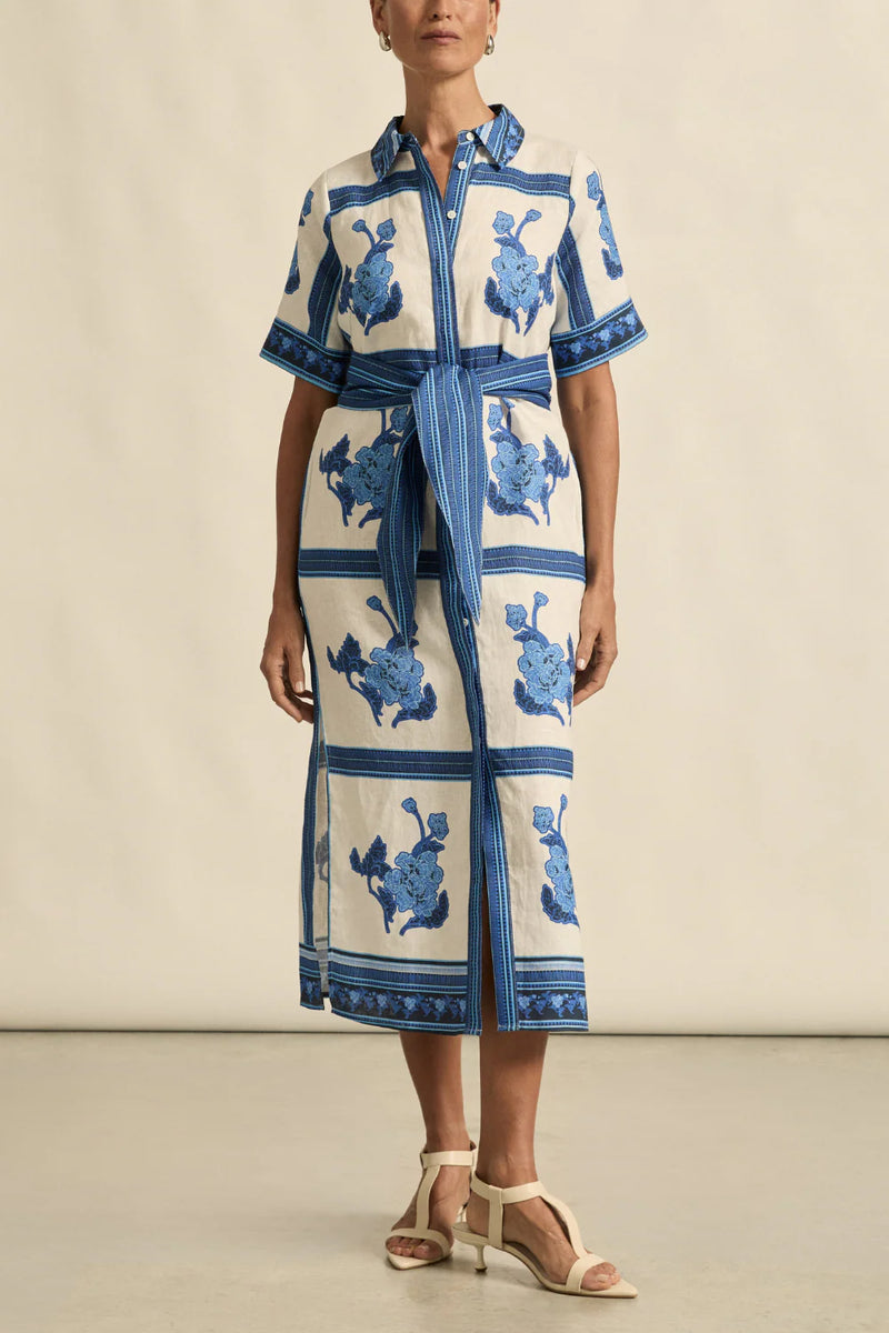 a vibrant statement print immersed in royal blue hues makes the roam dress perfect for resort styling or everyday luxury.

100% linen
crisp collar and covered placket deliver refined finish
custom zk exclusive azure collage print
wide self-tie belt for tailored shape
side split and relaxed fit offer comfort and movement
finished hem and sleeve trim for elevated detail
vacation-ready and trans-seasonal