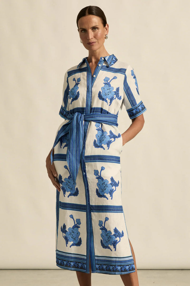 a vibrant statement print immersed in royal blue hues makes the roam dress perfect for resort styling or everyday luxury.

100% linen
crisp collar and covered placket deliver refined finish
custom zk exclusive azure collage print
wide self-tie belt for tailored shape
side split and relaxed fit offer comfort and movement
finished hem and sleeve trim for elevated detail
vacation-ready and trans-seasonal