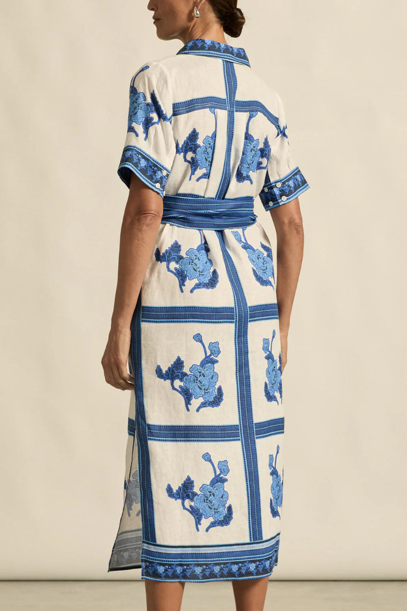 a vibrant statement print immersed in royal blue hues makes the roam dress perfect for resort styling or everyday luxury.

100% linen
crisp collar and covered placket deliver refined finish
custom zk exclusive azure collage print
wide self-tie belt for tailored shape
side split and relaxed fit offer comfort and movement
finished hem and sleeve trim for elevated detail
vacation-ready and trans-seasonal