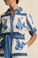 a vibrant statement print immersed in royal blue hues makes the roam dress perfect for resort styling or everyday luxury.

100% linen
crisp collar and covered placket deliver refined finish
custom zk exclusive azure collage print
wide self-tie belt for tailored shape
side split and relaxed fit offer comfort and movement
finished hem and sleeve trim for elevated detail
vacation-ready and trans-seasonal
