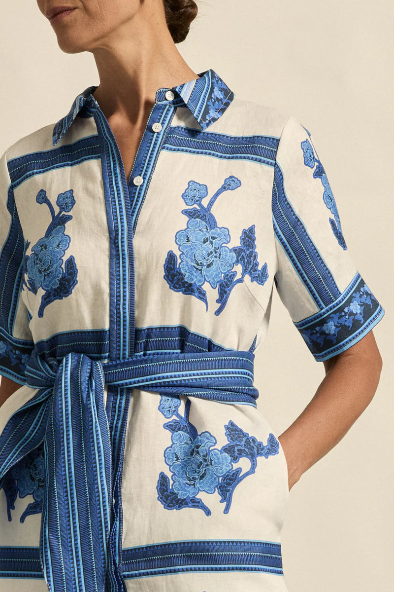 a vibrant statement print immersed in royal blue hues makes the roam dress perfect for resort styling or everyday luxury.

100% linen
crisp collar and covered placket deliver refined finish
custom zk exclusive azure collage print
wide self-tie belt for tailored shape
side split and relaxed fit offer comfort and movement
finished hem and sleeve trim for elevated detail
vacation-ready and trans-seasonal