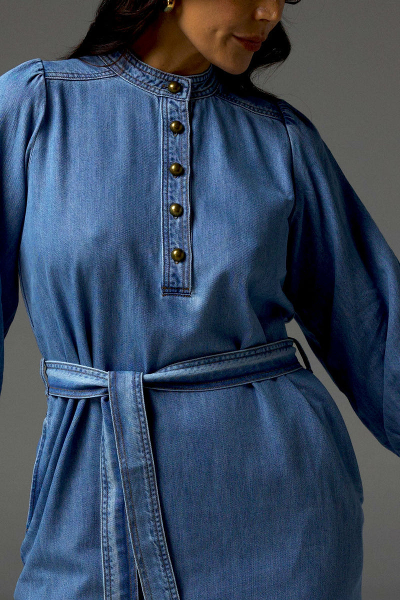 Inspired by vintage denim styles, the Snapshot Dress brings classic tailoring to the forefront with its midi length and self-tie belt. Side splits and a scooped hemline are considered elements. Domed brass buttons, double top-stitching, and a drapey cotton-lyocell blend make it a standout denim piece.