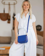 The Louenhide Sydney Linen Shoulder Bag is the must-have bag for any minimalist looking to elevate their summer capsule wardrobe. From bright and bold to timeless neutrals, this women’s shoulder bag is the perfect complement to your summer style. The compact size and curved edges make it the ideal bag to carry your daily essentials while remaining lightweight and comfortable to wear. 